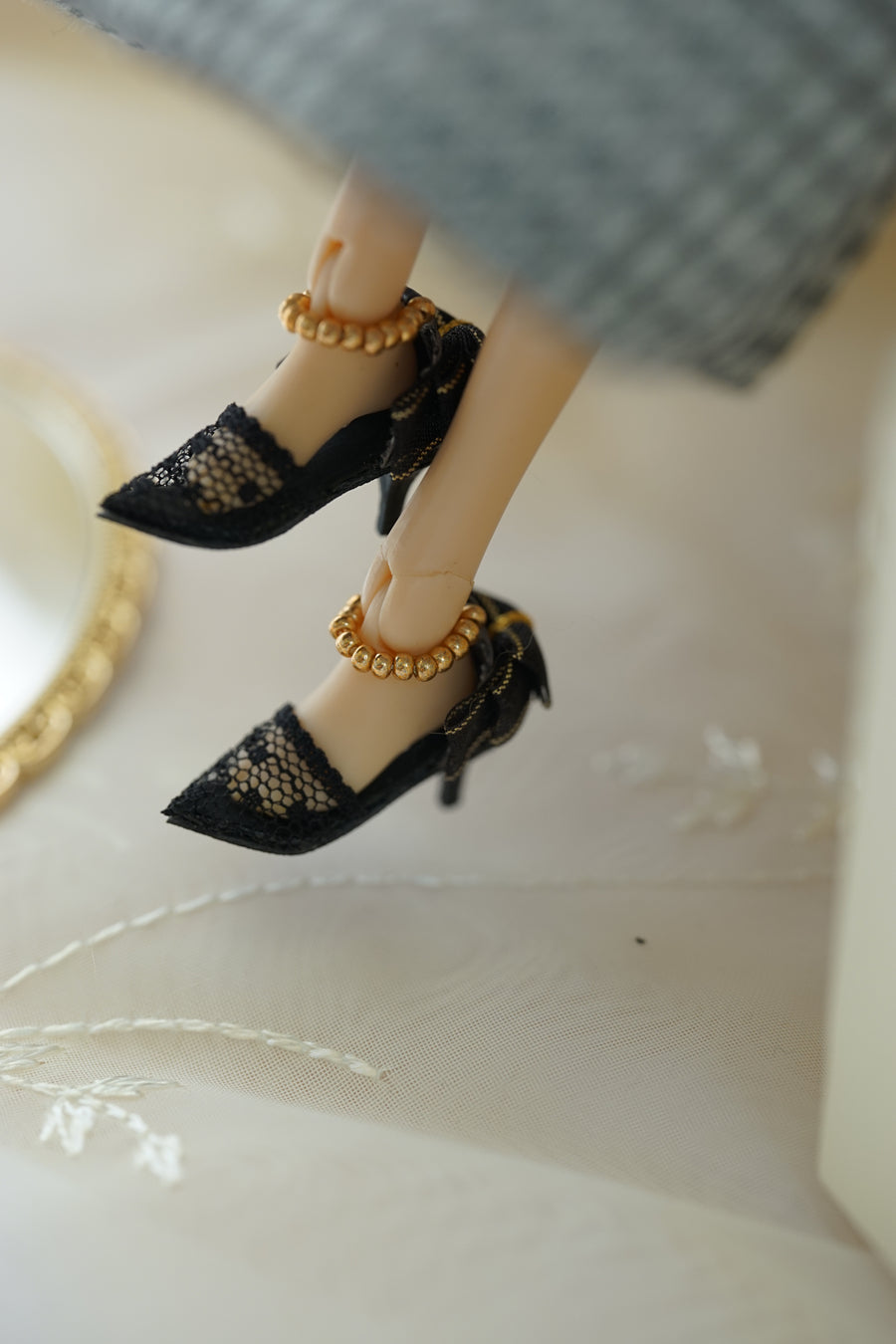 1/6 scale black and gold pearl lace low-heel doll shoes with bow