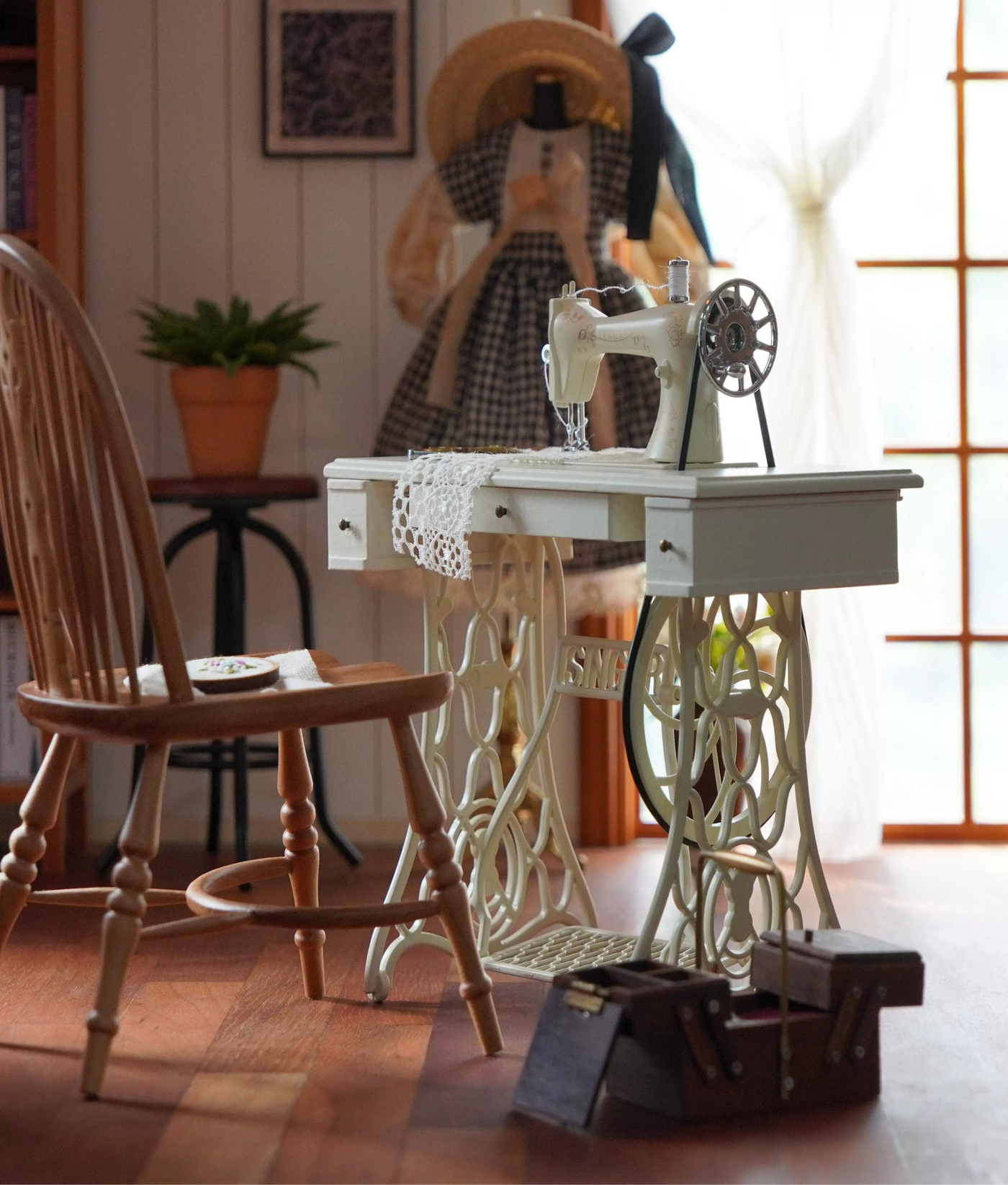 アンティーク装飾パネル ミニチュアミシン ディテール