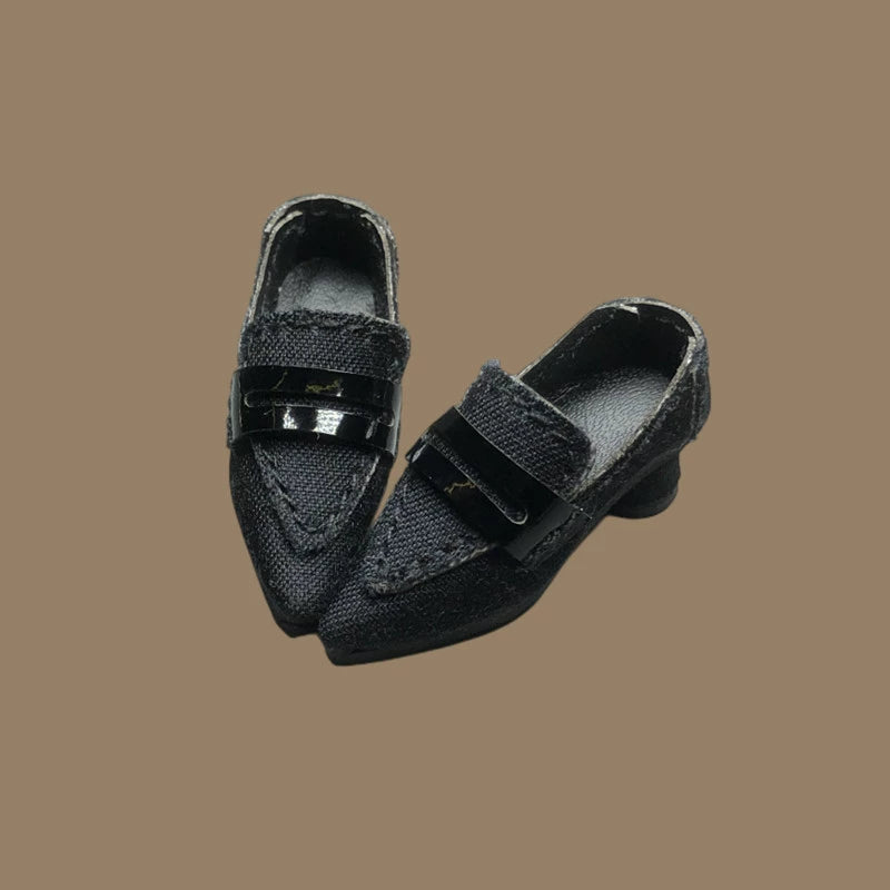 Low-heel doll pumps with metal chain detail and glossy nylon finish for 1/6 scale dolls