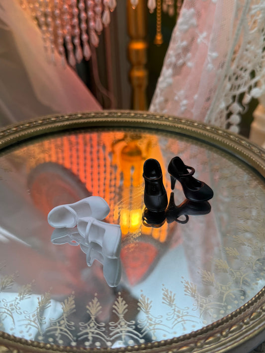 universal doll shoes are designed to fit a wide range of popular dolls, including Blythe, Licca, Azone, Momoko, Poppy Parker, FR, and Obitsu 22/24.