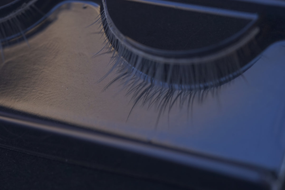 White doll eyelashes natural-shape detail