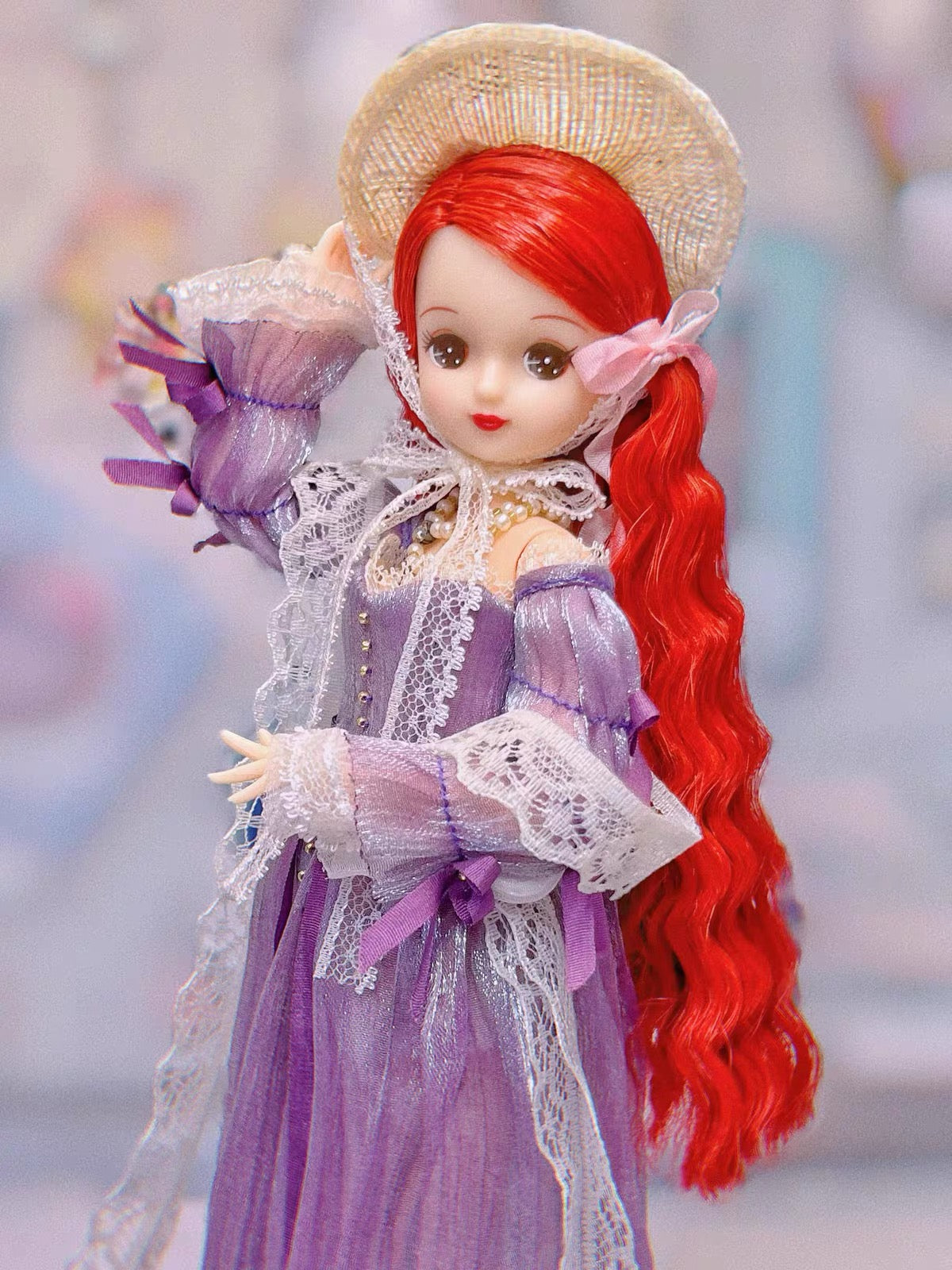 Handmade straw hat for 1/6 scale dolls, perfect for summer outfits, cottagecore styling, and elegant doll fashion.
