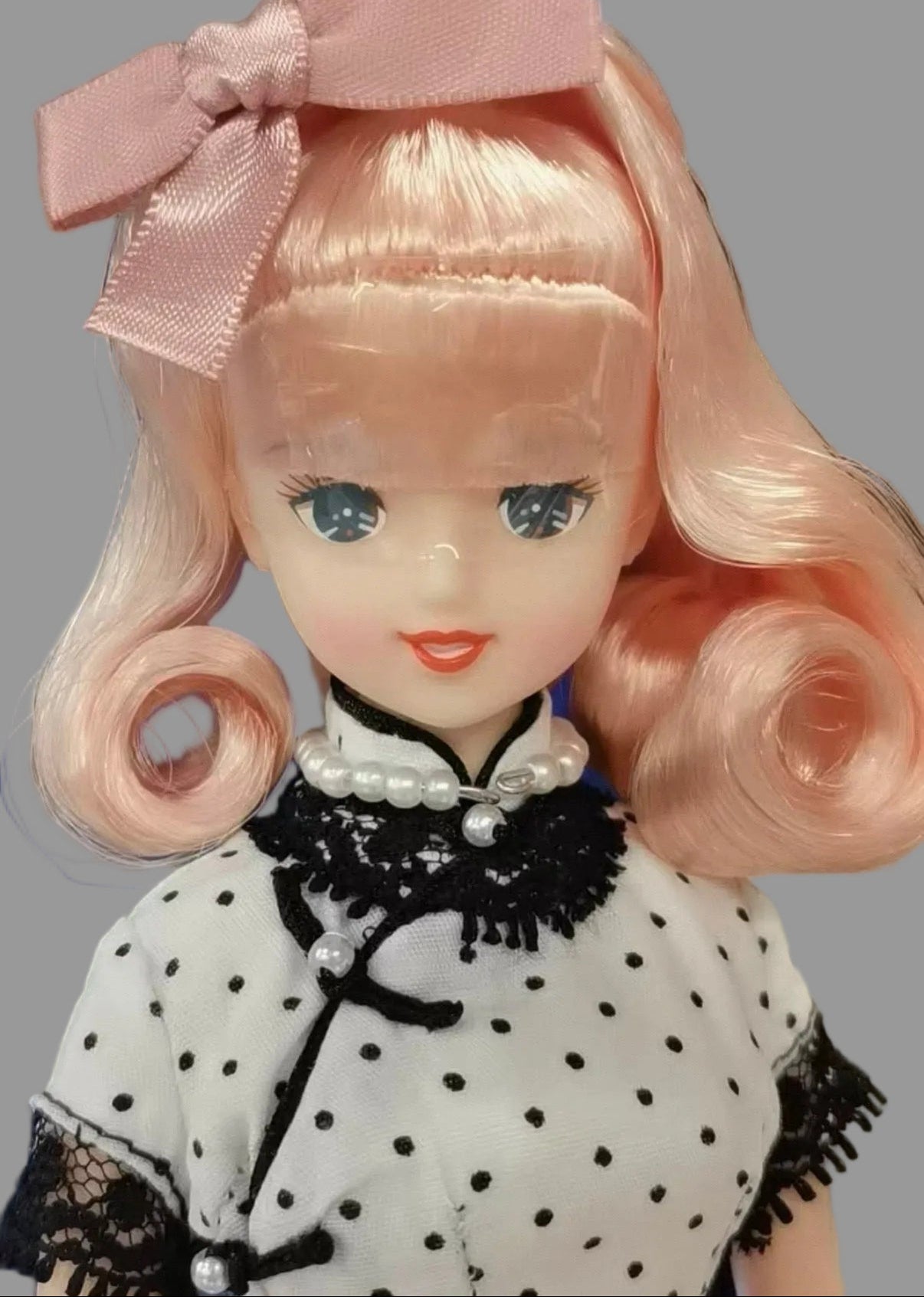 白地にブラックドットと黒いレースを組み合わせた1/6ドール用チャイナドレス