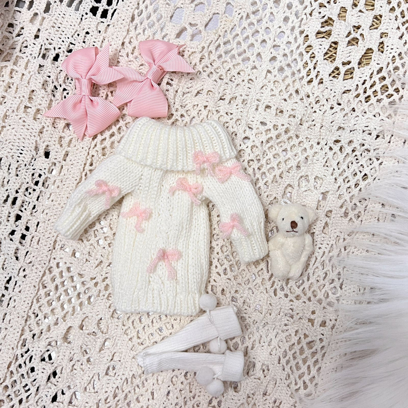 1/6ドール用のふんわりニットリボンセーターセット。セーター、くまのぬいぐるみ、リボンヘアアクセサリー、ソックスを含む4点セット