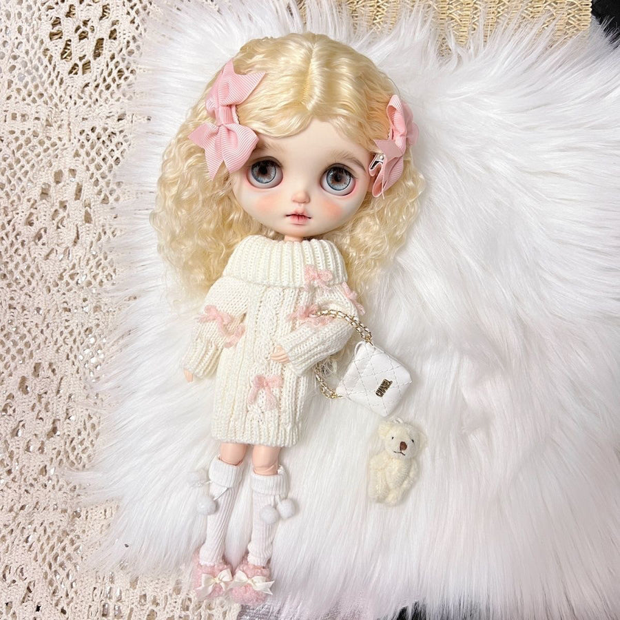 1/6ドール用のふんわりニットリボンセーターセット。セーター、くまのぬいぐるみ、リボンヘアアクセサリー、ソックスを含む4点セット