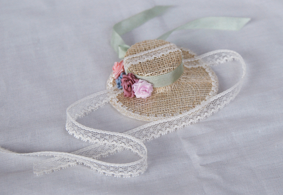 Handmade straw hat for 1/6 scale dolls, perfect for summer outfits, cottagecore styling, and elegant doll fashion.