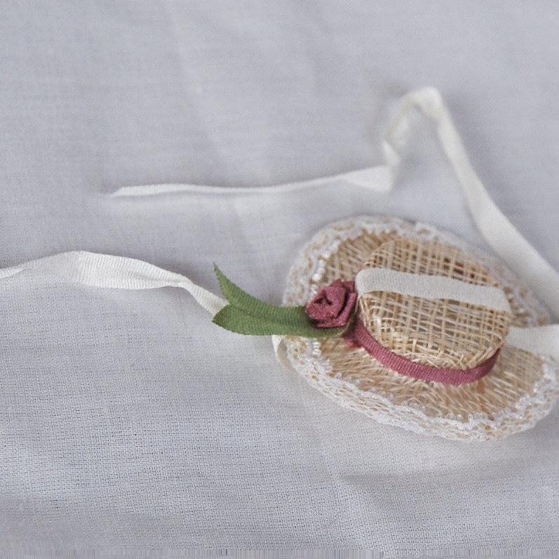 Handmade straw hat for 1/6 scale dolls, perfect for summer outfits, cottagecore styling, and elegant doll fashion.