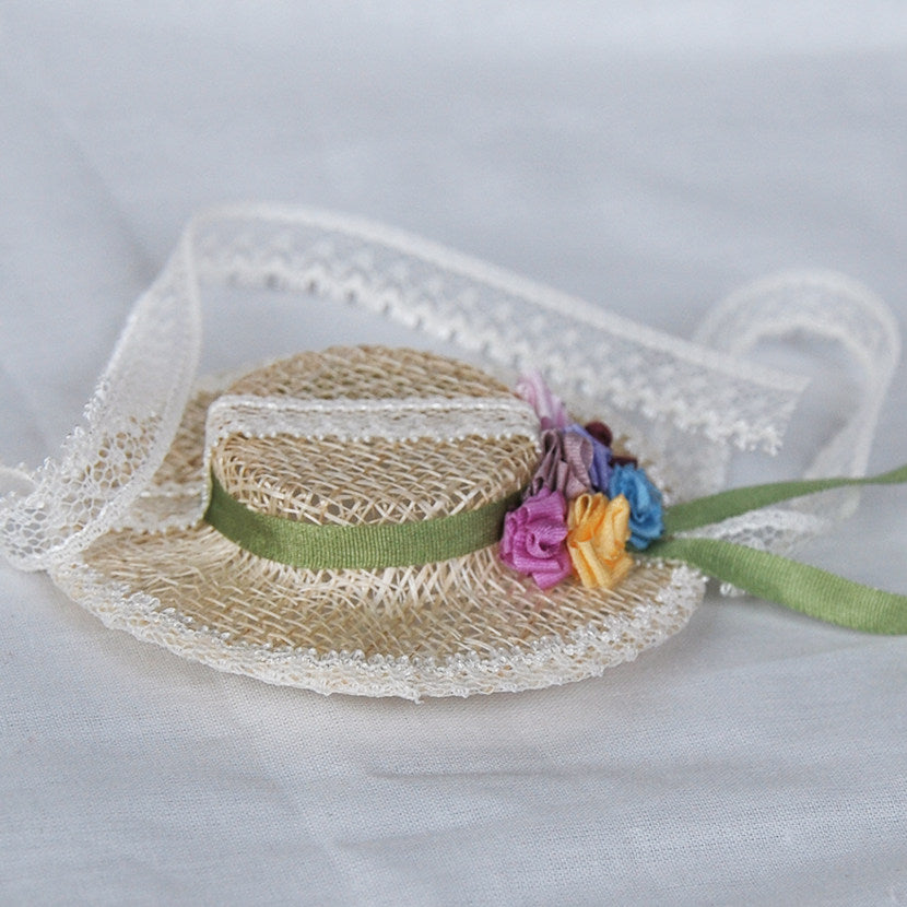 Handmade straw hat for 1/6 scale dolls, perfect for summer outfits, cottagecore styling, and elegant doll fashion.