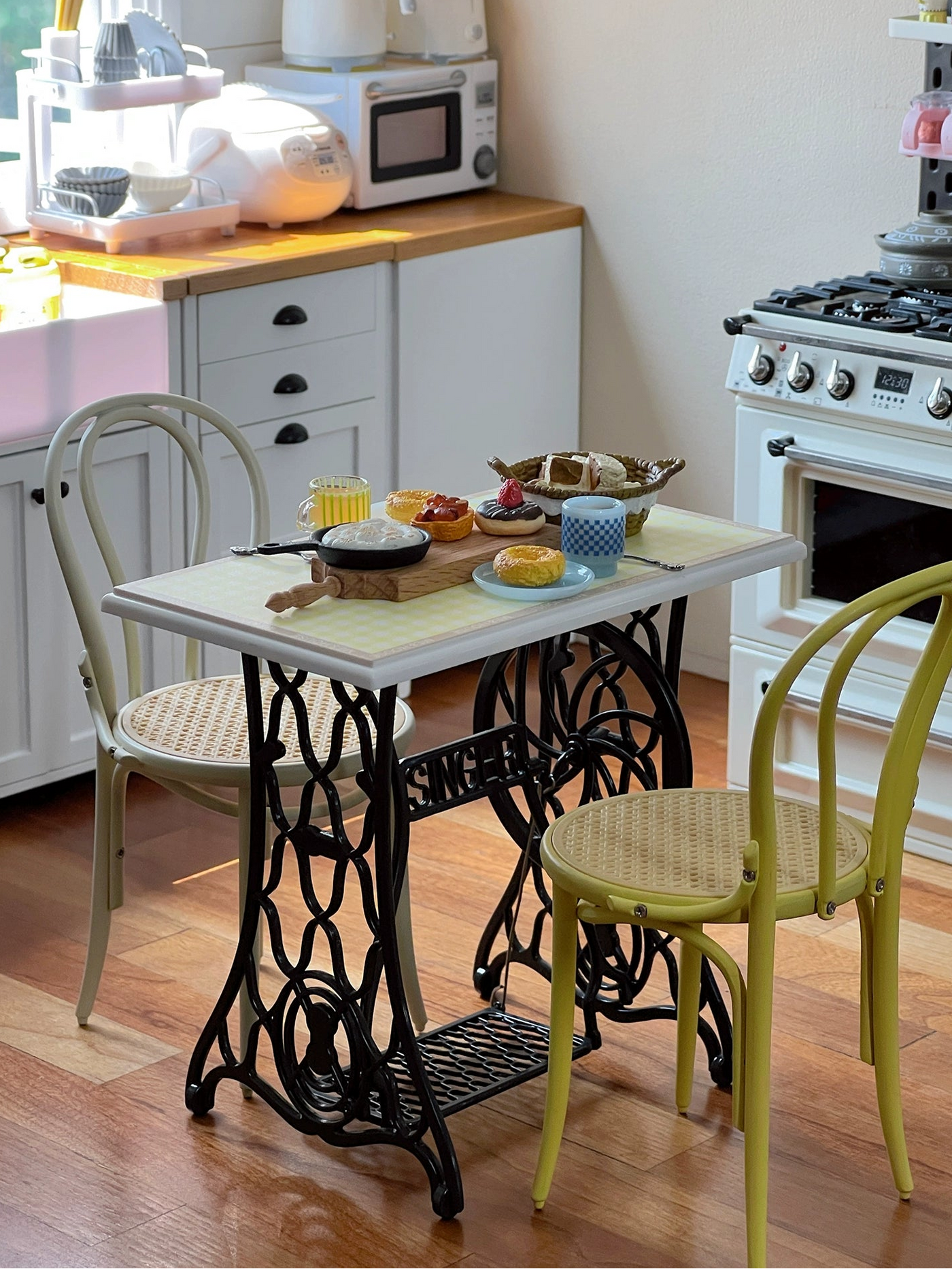 アンティーク装飾パネル ミニチュアミシン ディテール