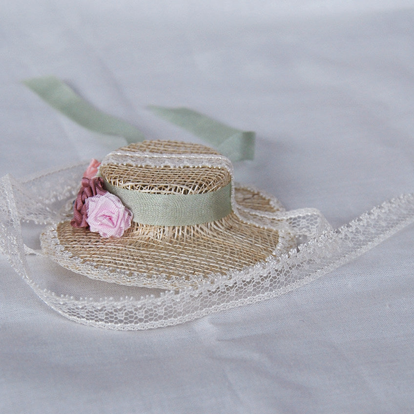 Handmade straw hat for 1/6 scale dolls, perfect for summer outfits, cottagecore styling, and elegant doll fashion.