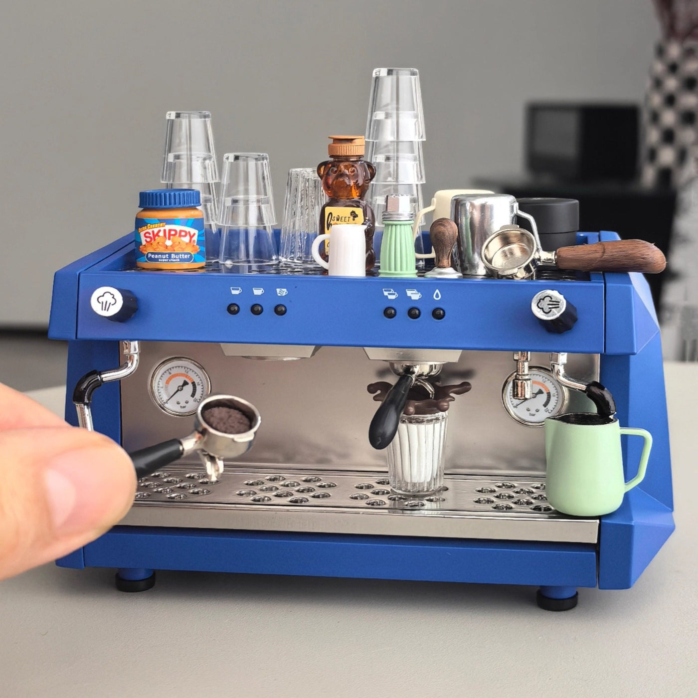 1/6サイズのレトロ調スチームコーヒーマシン。ドール用カフェシーンに最適。