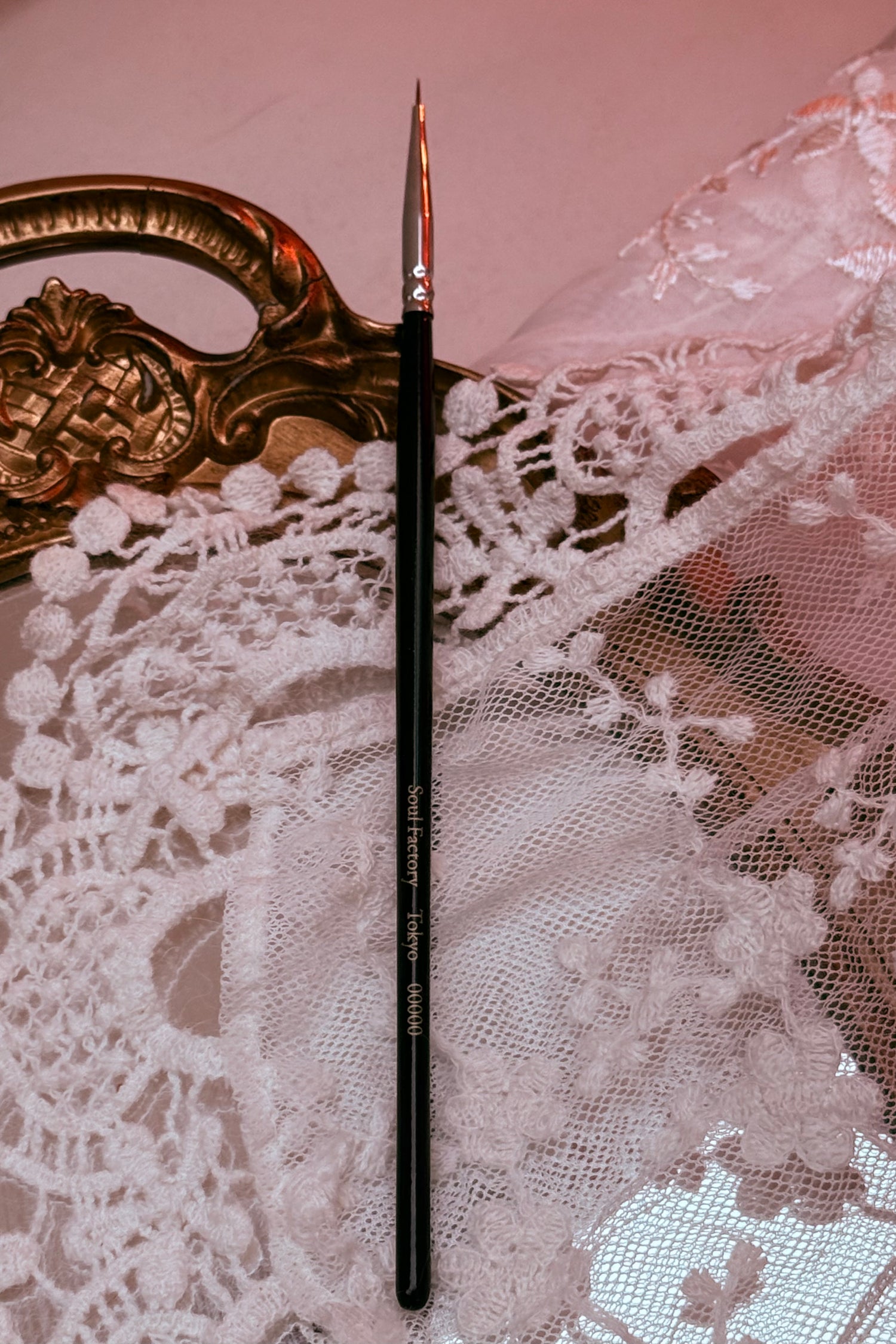 伝統職人が手作りしたドール用高精度面相筆。細部描画に最適。