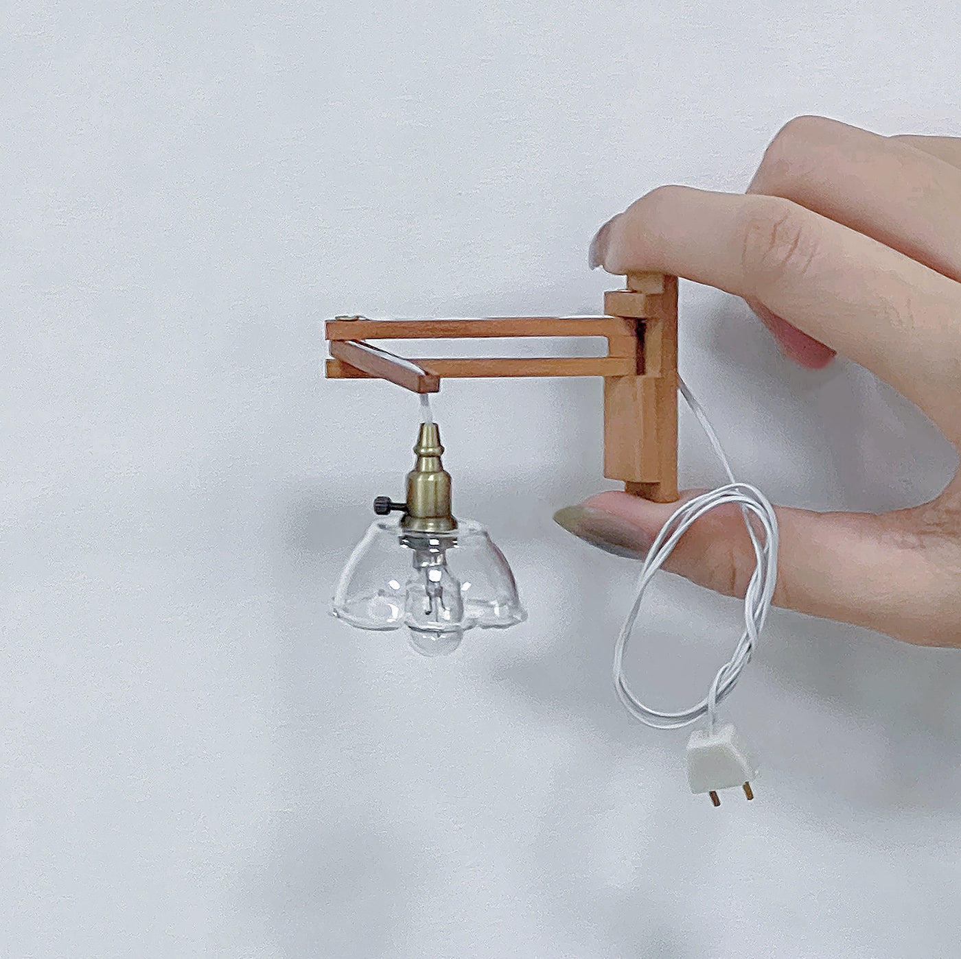 1/6 scale dollhouse ceiling and wall lights in classic and minimalist styles for interior scenes.
クラシック＆ミニマルデザインの1/6サイズ ドールハウス用 吊灯・壁灯。