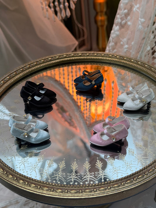 Vintage satin low-heel doll shoes with crystal-style buckle, elegant and shiny, fitting Blythe, Licca, Azone, FR and Obitsu 22/24.

仿クリスタルバックル付きサテンローヒールドールシューズ。レトロで上品な輝き、ブライス・オビツ22/24対応。