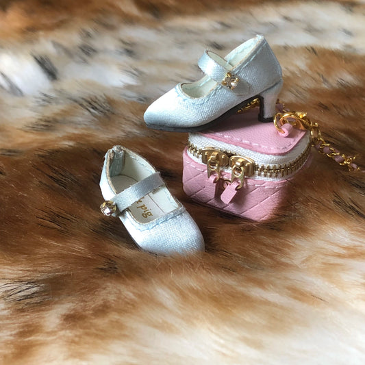 Vintage satin low-heel doll shoes with crystal-style buckle, elegant and shiny, fitting Blythe, Licca, Azone, FR and Obitsu 22/24.仿クリスタルバックル付きサテンローヒールドールシューズ。レトロで上品な輝き、ブライス・オビツ22/24対応。