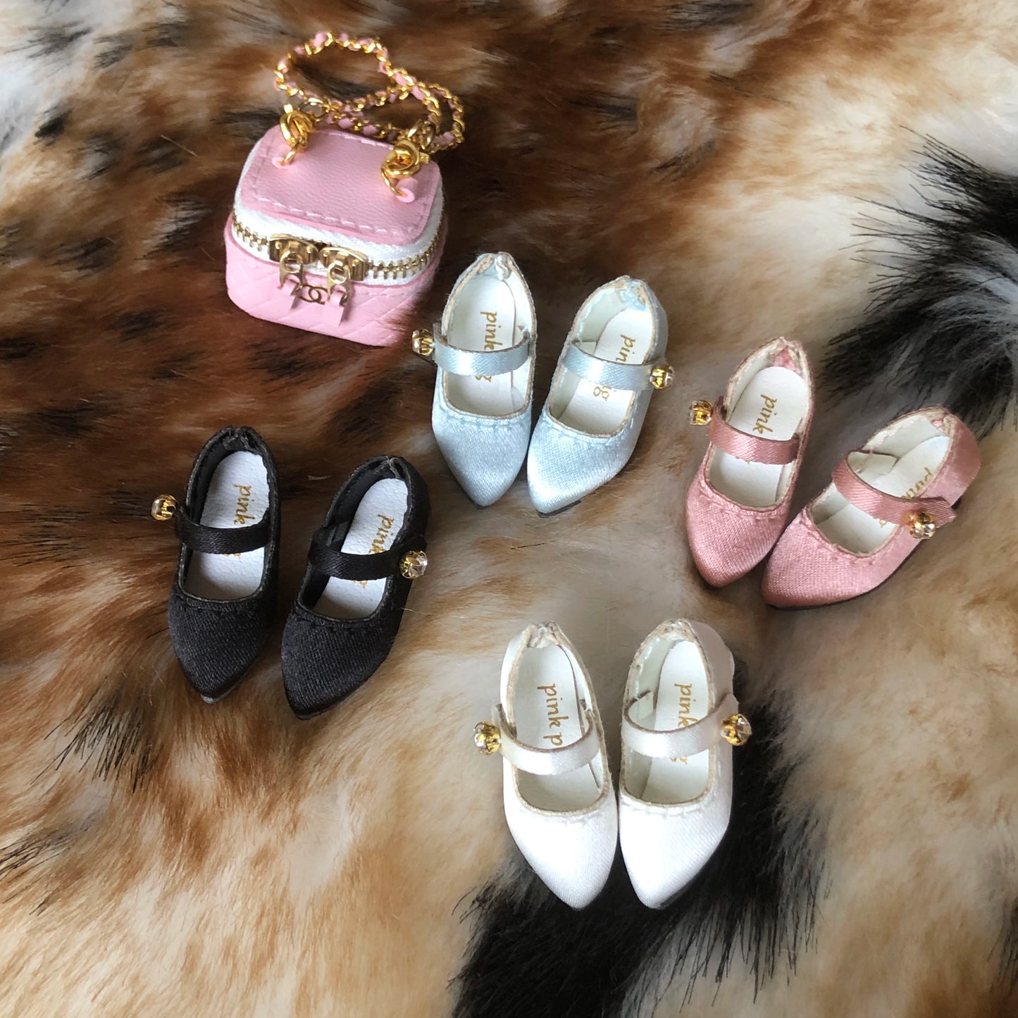 Vintage satin low-heel doll shoes with crystal-style buckle, elegant and shiny, fitting Blythe, Licca, Azone, FR and Obitsu 22/24。仿クリスタルバックル付きサテンローヒールドールシューズ。レトロで上品な輝き、ブライス・オビツ22/24対応。